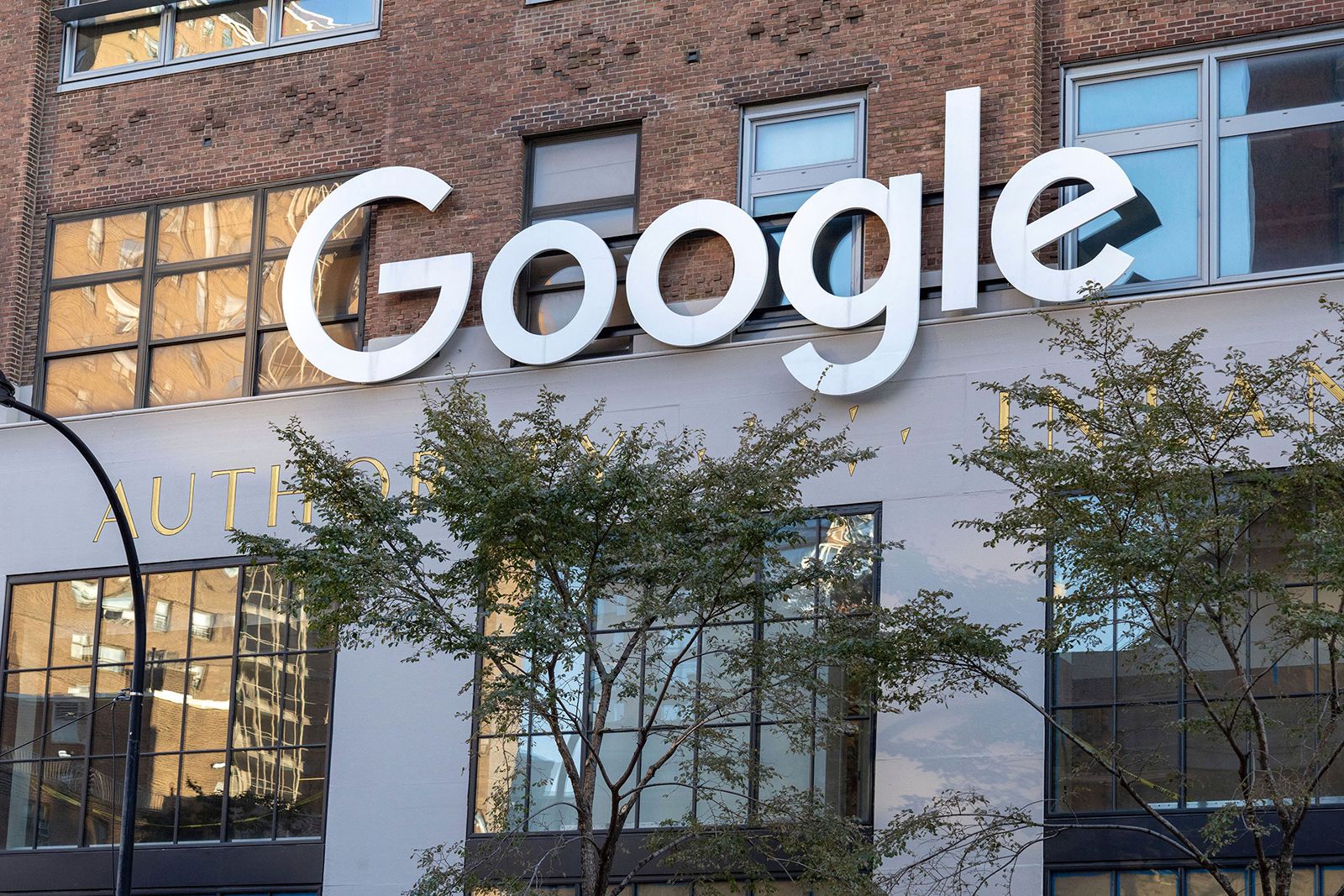 Tập đoàn Alphabet - công ty mẹ của Google - có giá trị vốn hóa thị trường hiện tại là 1.700 tỷ USD. Ảnh: CNN