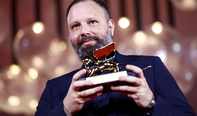 Đạo diễn Yorgos Lanthimos nhận giải Sư tử vàng cho phim “Poor Things” khi thiếu vắng nữ diễn viên chính Emma Stone tại Liên hoan phim Quốc tế Venice lần thứ 80. Ảnh: Reuters