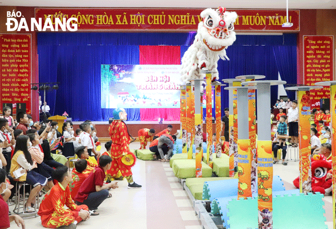 Lion dance performance serves children in Hoa Vang District on the occasion of Mid-Autumn Festival 2022. Photo: X.D