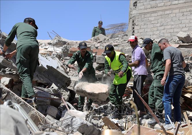 Lực lượng cứu hộ tìm kiếm nạn nhân dưới đống đổ nát sau trận động đất tại Amizmiz, Maroc ngày 11/9/2023. Ảnh: THX/TTXVN