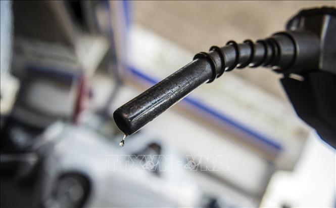  Bơm xăng cho phương tiện tại trạm xăng ở Cairo, Ai Cập. Ảnh: AFP/TTXVN