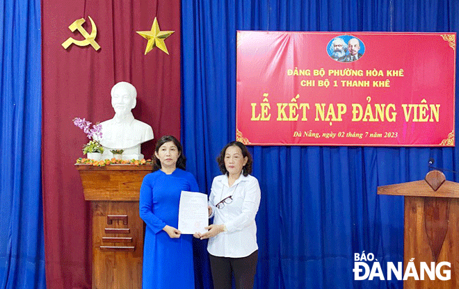 Chị Tăng Thị Kim Yến (bên trái) vinh dự khi được đứng vào hàng ngũ của Đảng.  Ảnh: AN NHIÊN