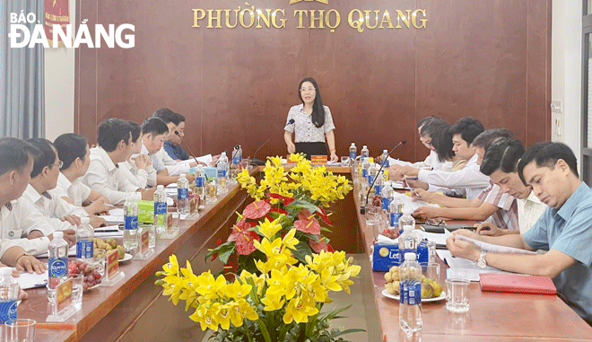 Phó Chủ tịch Ủy ban MTTQ Việt Nam thành phố Tăng Hoàng Hôn Thắm (giữa) phát biểu chỉ đạo tại buổi làm việc với Đảng ủy phường Thọ Quang (quận Sơn Trà) về kết quả thực hiện việc tu dưỡng, rèn luyện đạo đức, lối sống của người đứng đầu. Ảnh: N.QUANG