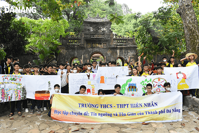 Pupils of the Hien Nhan Junior and Senior High School participate in an extracurricular trip themed ‘Beliefs and religions’ at the Marble Mountains scenic spot in the local education subject.