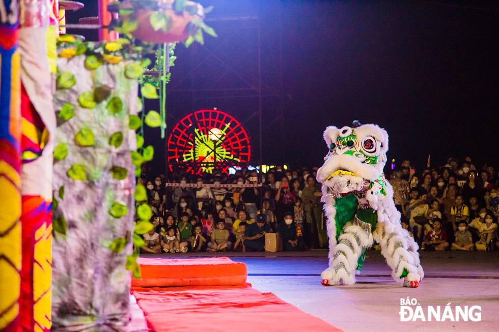 The troupes competed in the 'Dia Buu' style on the evening of September 16, and 'Mai Hoa Thung' style on the evening of September 17.