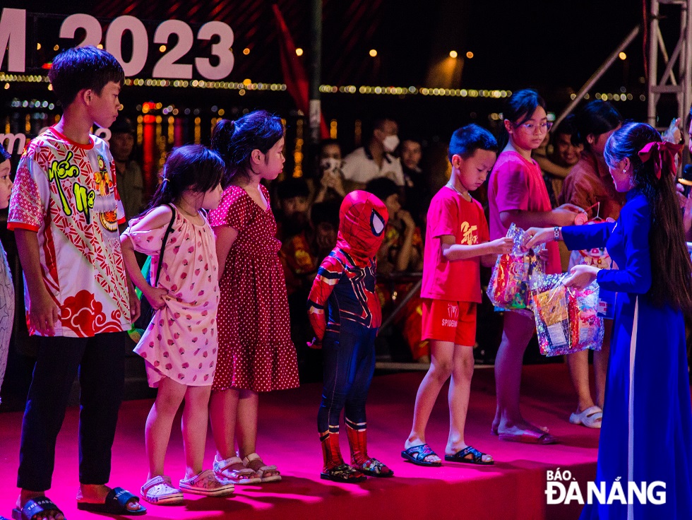 After lion dance teams completed their competition performances, the organisers organised a funny game for children.