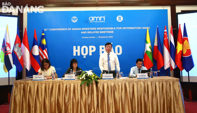 Thứ trưởng Bộ TT&TT Nguyễn Thanh Lâm (đứng) thông tin vềHội nghị Bộ trưởng Thông tin ASEAN (AMRI) lần thứ 16 và các hội nghị quan chức cấp cao liên quan 