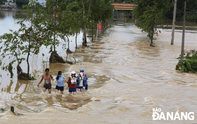 Ngay sau khi El Nino kết thúc, thường hay xảy ra lũ lớn. Trong ảnh: Lũ ngập đường vào thôn Tây An, xã Hòa Châu, huyện Hòa Vang năm 2016, ngay sau khi kết thúc El Nino.  Ảnh: HOÀNG HIỆP