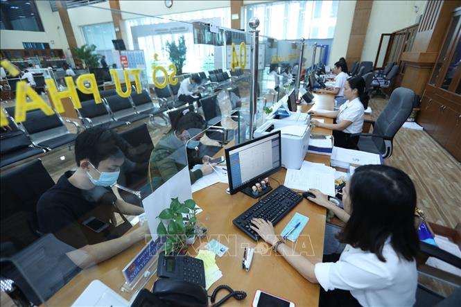 Tiếp nhận và giải quyết hồ sơ của các sở, ban, ngành tại Trung tâm Phục vụ hành chính công tỉnh Bắc Giang. Ảnh (tư liệu) minh họa: Danh Lam/TTXVN
