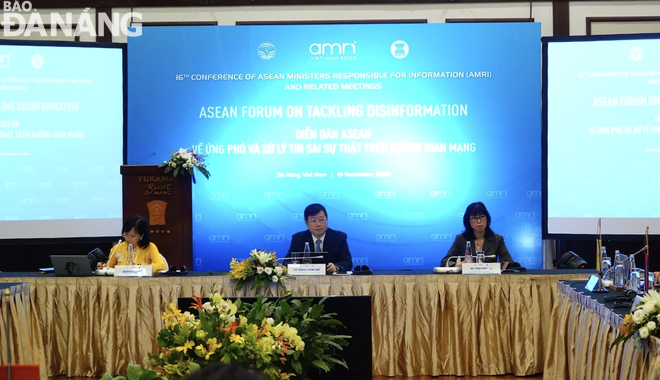 Deputy Minister of Information and Communications Nguyen Thanh Lam (middle) chaired the forum. Photo: M.Q