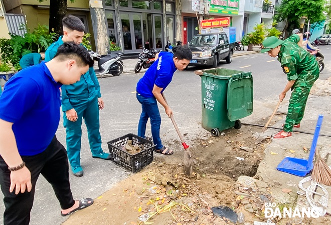 Người dân phối hợp với lực lượng chức năng ra quân dọn dẹp vệ sinh ở một số tuyến đường trên địa bàn phường Thuận Phước (quận Hải Châu).