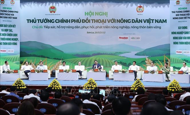 Thủ tướng Phạm Minh Chính và đại diện các Bộ đối thoại với nông dân tại Hội nghị Thủ tướng Chính phủ đối thoại với nông dân Việt Nam. Ảnh tư liệu:TTXVN