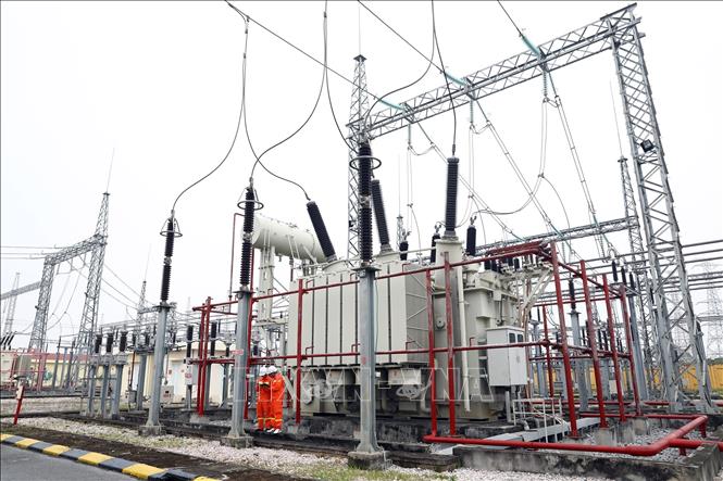 Kiểm tra vận hành tại TBA 500 kV Tây Hà Nội. Ảnh minh họa: TTXVN