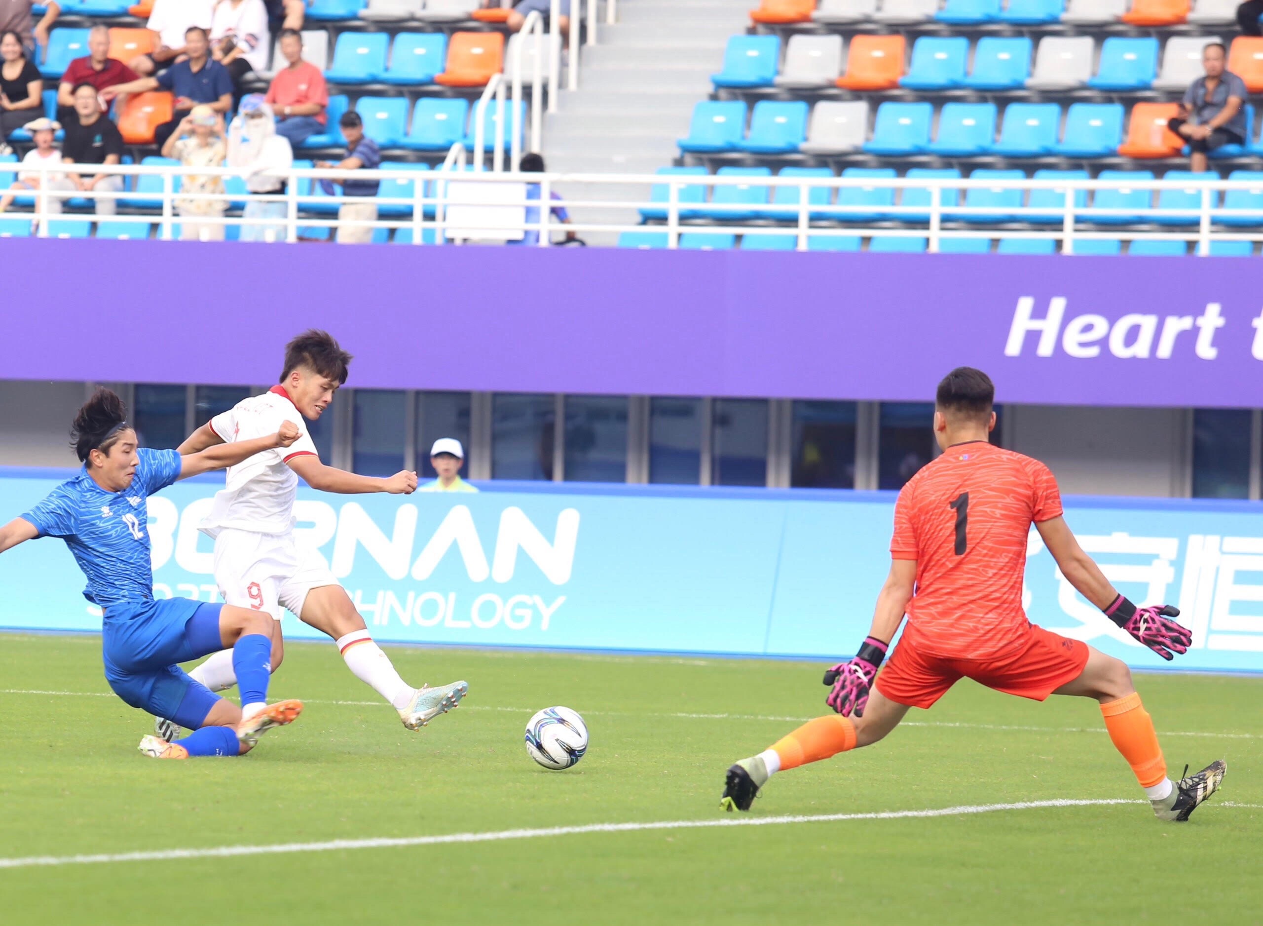 Quốc Việt (áo trắng) đóng góp hai bàn trong chiến thắng 4-2 của đội tuyển Olympic Việt Nam trước Olympic Mông Cổ. Ảnh: M.M