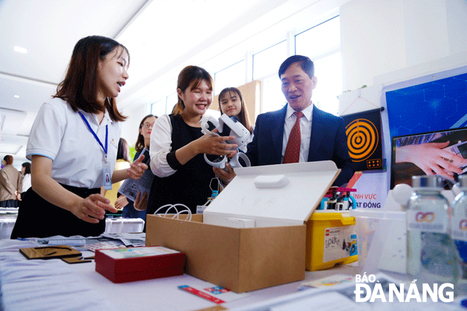 The Da Nang Startup and Innovation Festival - SURF 2023 plays an important role in linking the startup ecosystem, and supporting the connection of resources. IN PHOTO: A startup is introducing its products at SURF 2022. Photo: VAN HOANG