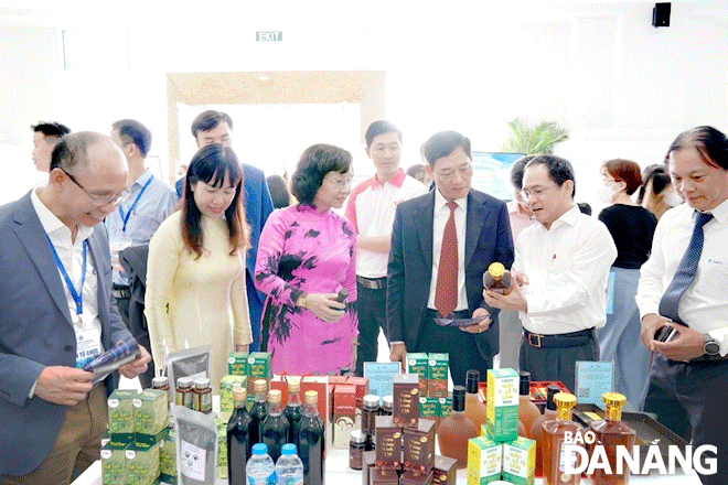 Deputy Minister of Science and Technology Tran Van Tung (third, right), Vice Chairwoman of the Da Nang Peoples Committee Ngo Thi Kim Yen (fourth, right), and Director of the municipal Department of Science and Technology Le Duc Vien (second, right) visited a booth at SURF 2022. Photo: A.P