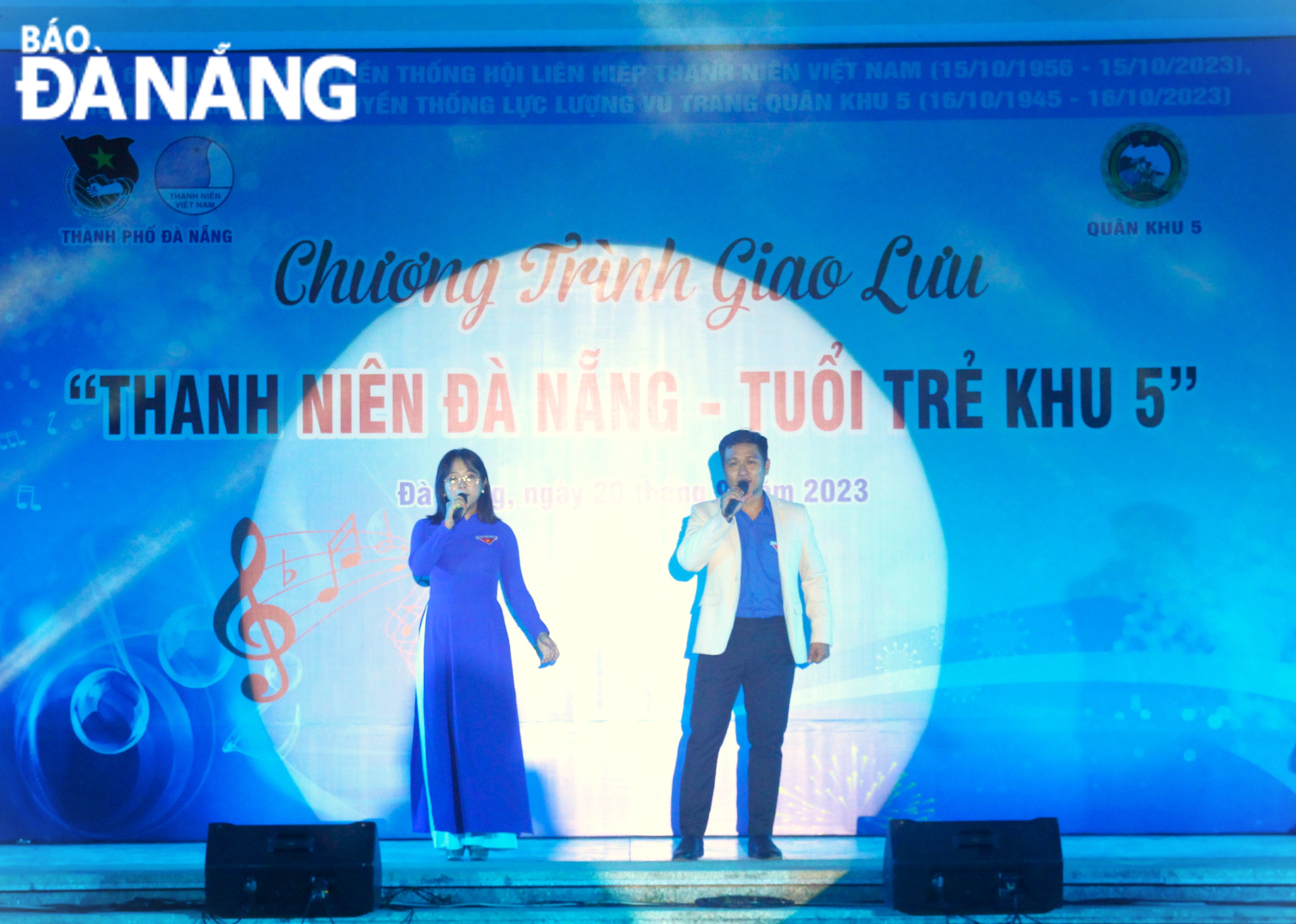 Tiết mục văn nghệ song ca do tuổi trẻ Đà Nẵng thực hiện nhận được hào hứng, cổ vũ từ khán giả. Ảnh: N.Q