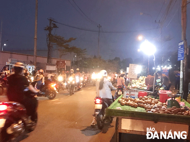 Tình trạng buôn bán lấn chiếm lòng, lề đường trên tuyến đường số 4 Khu công nghiệp Hòa Khánh. Ảnh: KHÁNH HUYỀN