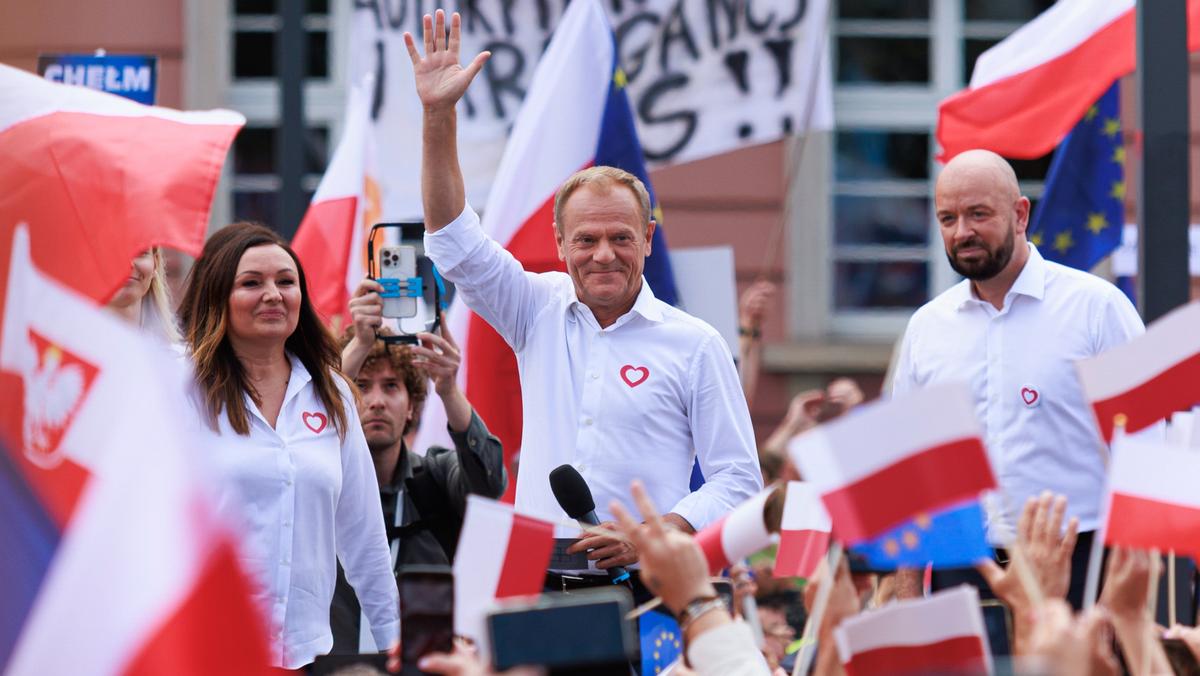 Lãnh đạo phe đối lập Donald Tusk mô tả sự kiện là 