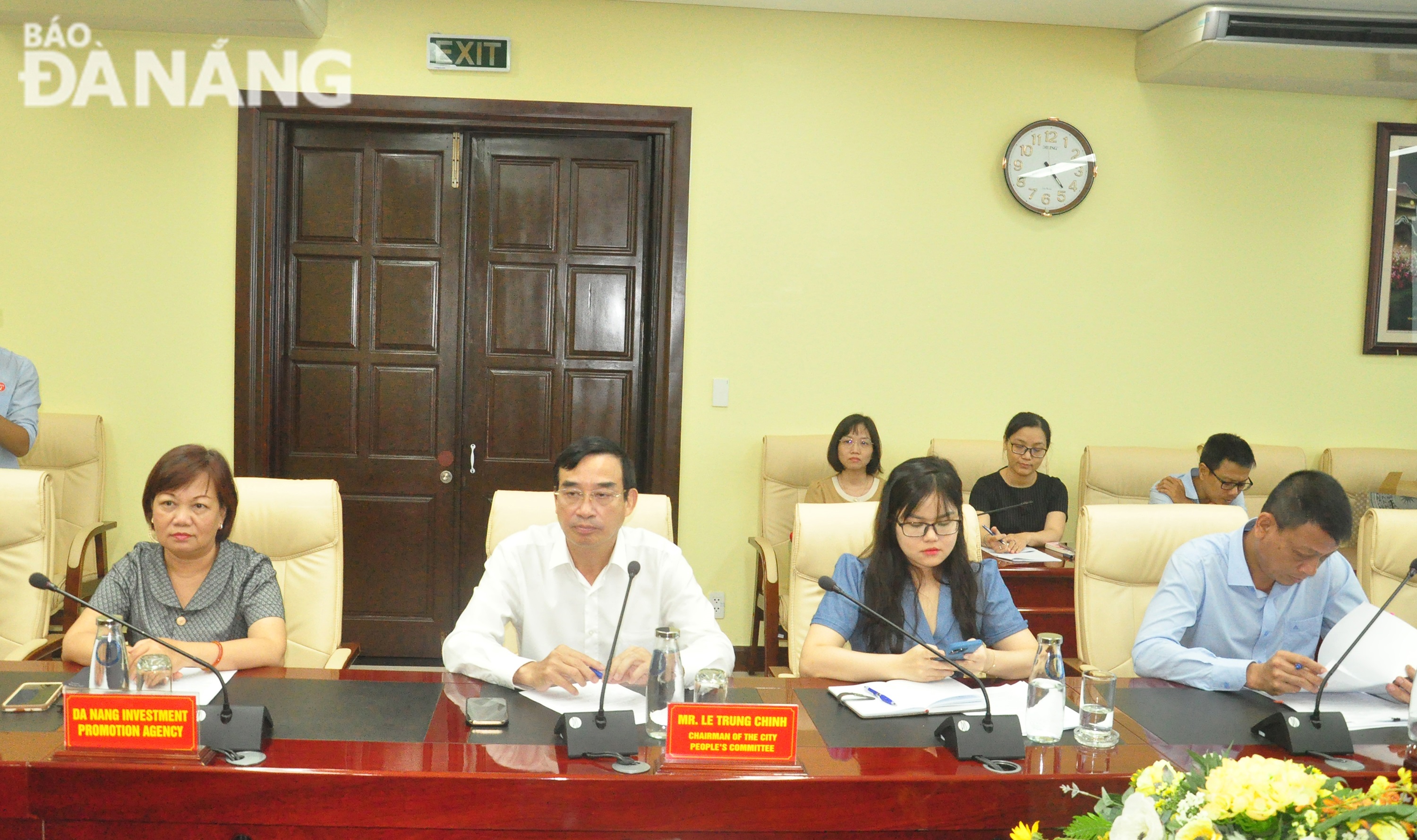 Chairman of the Da Nang People's Committee Le Trung Chinh speaking at the Wednesday meeting. Photo: THANH LAN