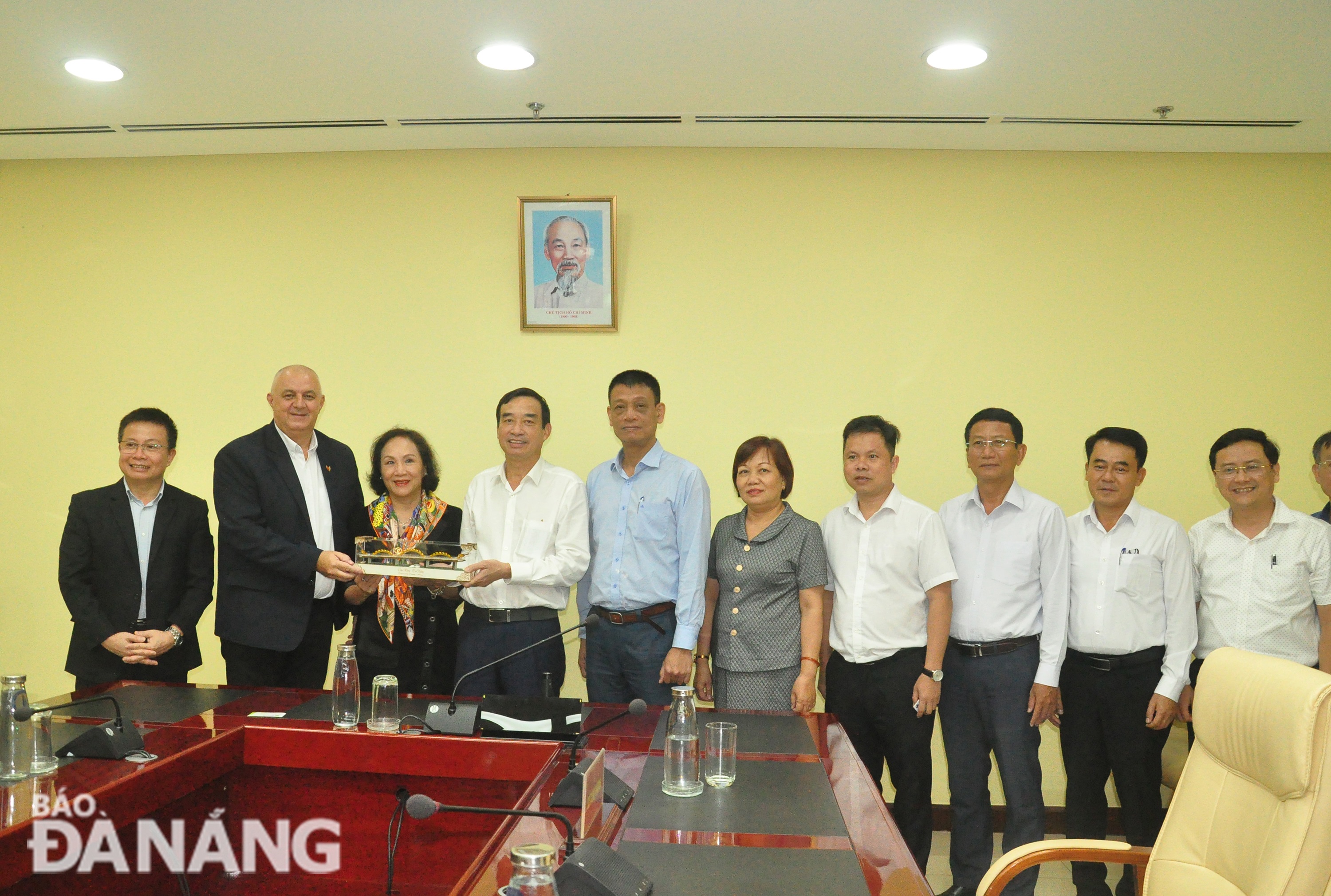 Chairman of the Da Nang People's Committee Le Trung Chinh (4th, left) presenting a souvenir to the company. Photo: THANH LAN