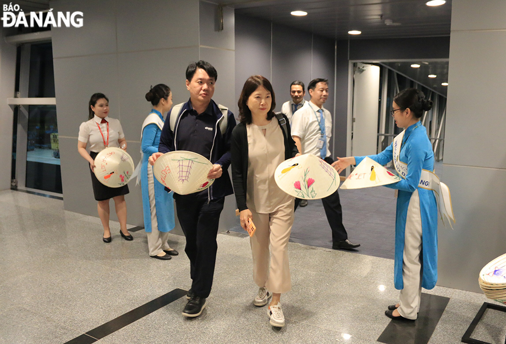 South Korean tourists coming to Da Nang on the newly-reoperated direct flight from Incheon International Airport on Thursday. Photo: THU HA