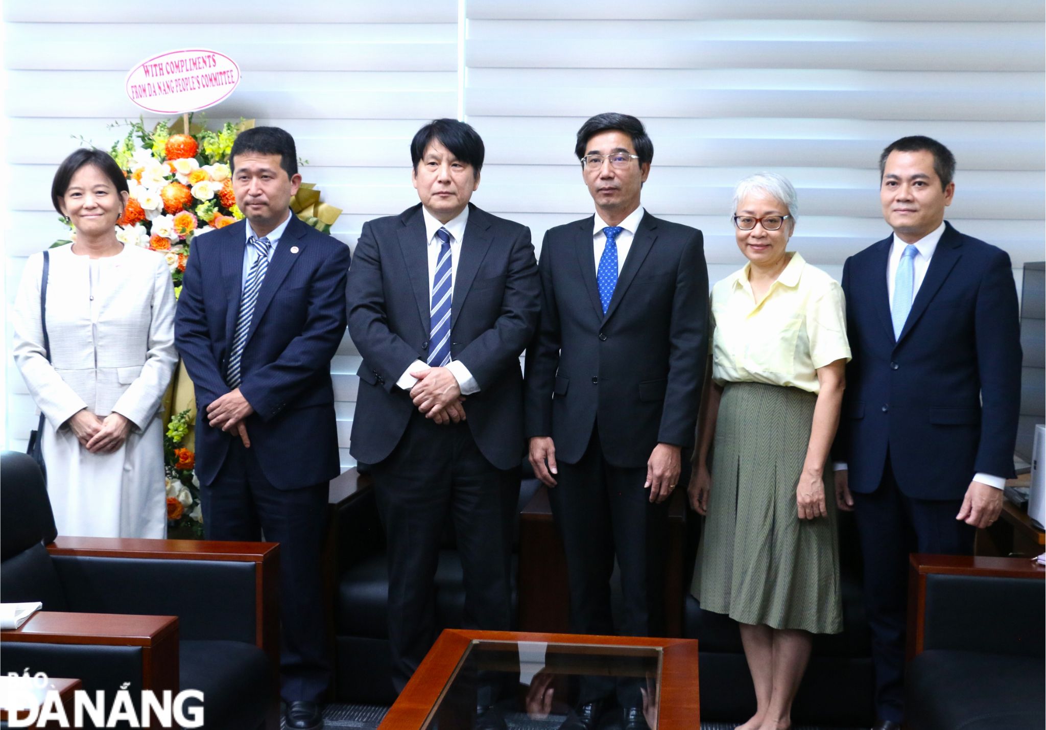 The city delegation and Consul General Yakabe Yoshinori take souvenir photos. Photo: T.PHUONG