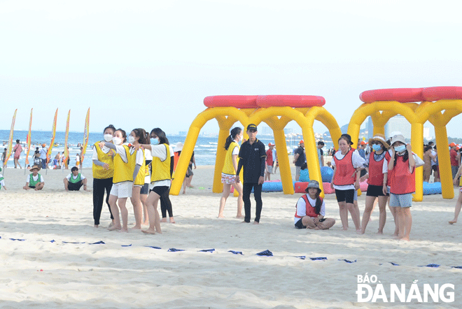 Da Nang is assessed by tourism and travel businesses to have good infrastructure to serve MICE groups. IN PHOTO: A group of guests are playing teambuilding at a local beach. Photo: THU HA