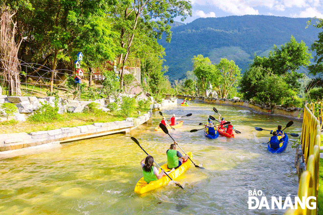 Tourism products at tourist destinations have also been added to diversify to serve large groups of tourists. IN PHOTO: Guests doing canoeing at the Nui Than Tai Hot Spring Park. Photo: THU HA