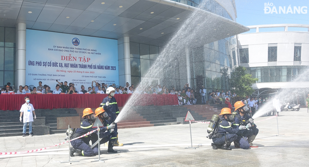 Các lực lượng tham gia diễn tập tiến hành diễn tập sự cố cháy. Ảnh: HOÀNG HIỆP 