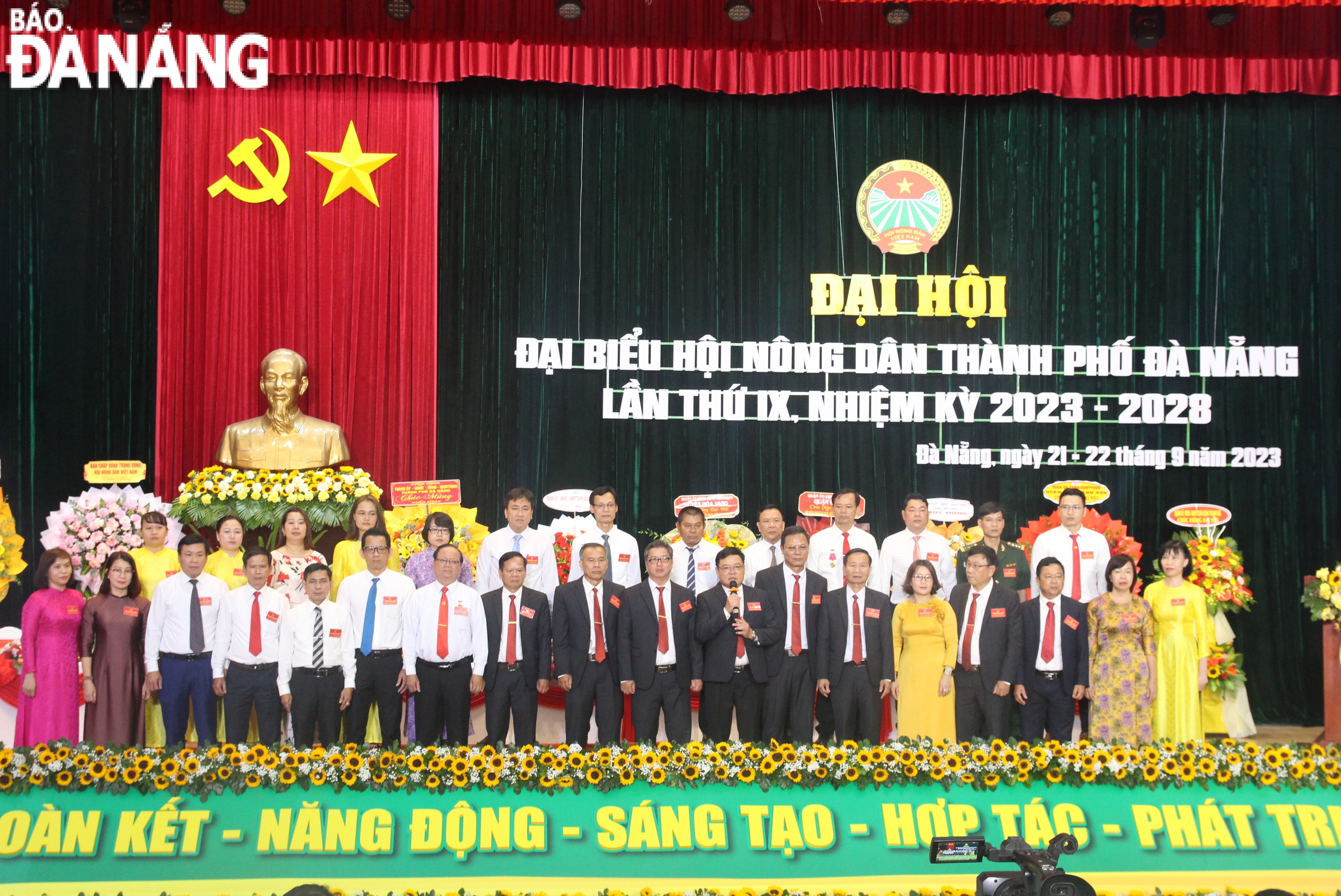 Ban Chấp hành Hội Nông dân thành phố khóa IX, nhiệm kỳ 2023-2028 ra mắt đại hội. Ảnh: NGỌC QUỐC