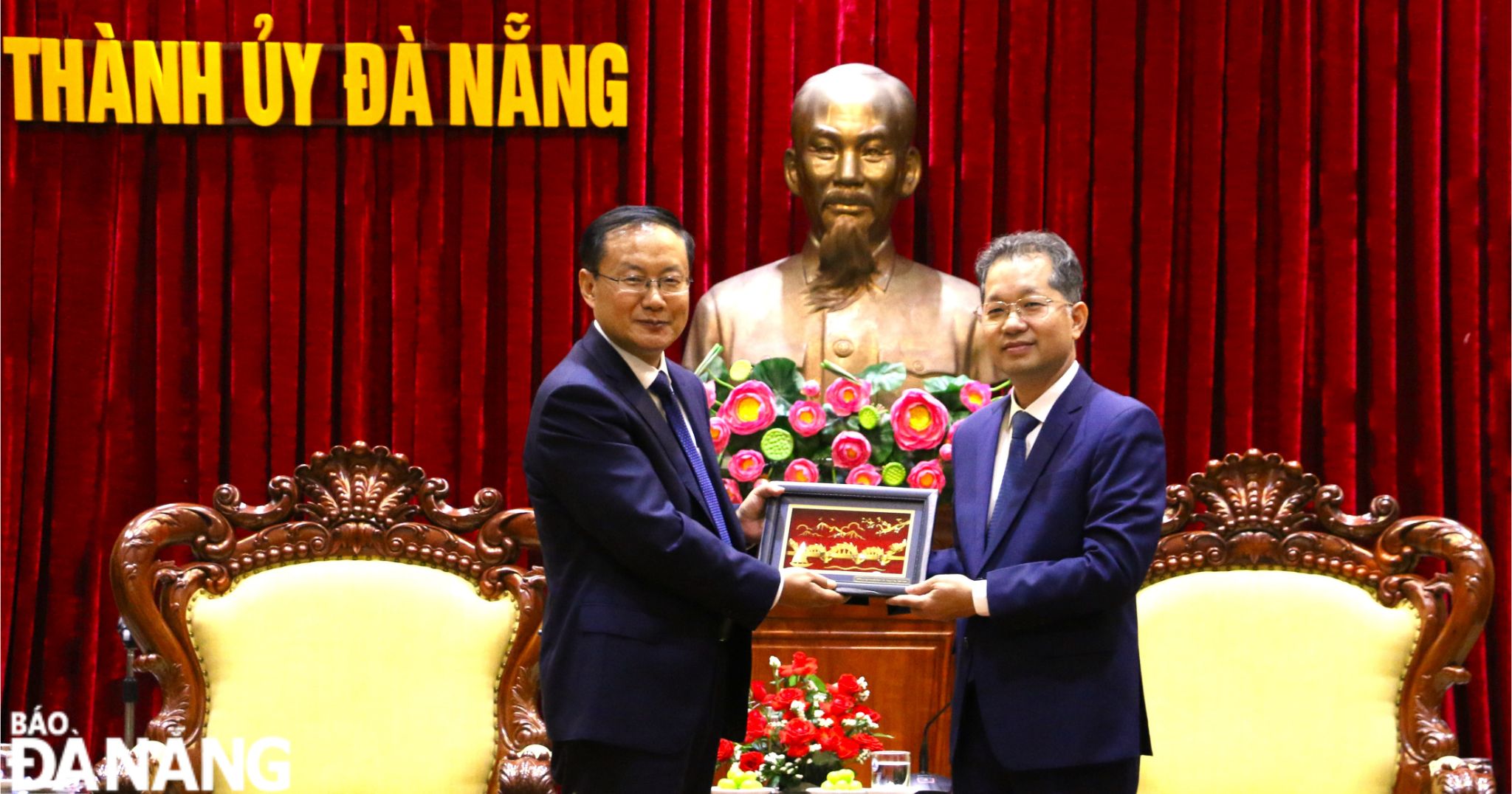 Bí thư Thành ủy Nguyễn Văn Quảng (bên phải) tặng quà lưu niệm đến Phó Trưởng Ban Tuyên truyền Trung ương Đảng Cộng sản Trung Quốc Tôn Nghiệp Lễ. Ảnh: T.PHƯƠNG