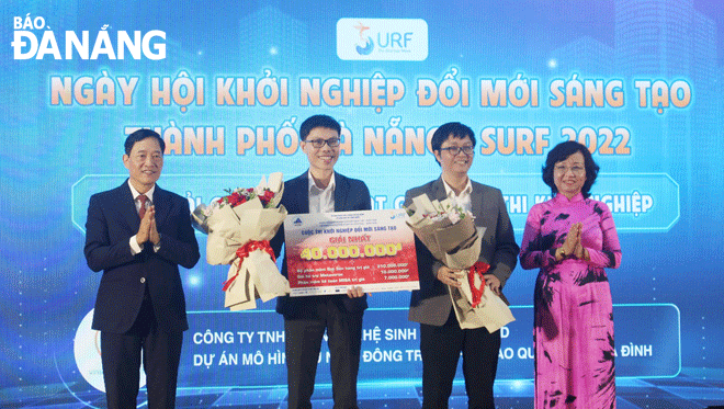 Deputy Minister of Science and Technology Tran Van Tung (left) and Vice Chairwoman of the Da Nang Peoples Committee Ngo Thi Kim Yen (right) awarded the first prize for the project ‘Automated cabinet for cultivation of cordyceps militaris on a home scale’ developed by the Vinseed Biotechnology Co., Ltd at the Innovation Startup Competition 2022. Photo: M.Q