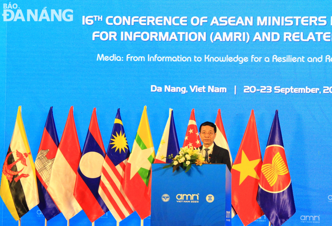 Minister of Information and Communications Nguyen Manh Hung gave the opening speech. Photo: M.Q