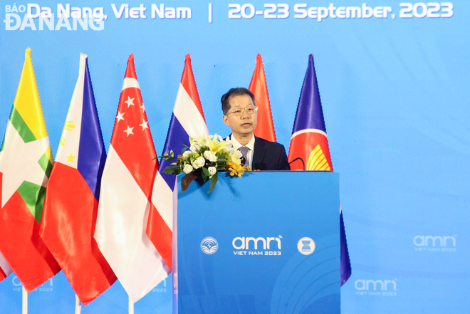 Municipal Party Secretary Nguyen Van Quang speaking at the conference. Photo: M.Q