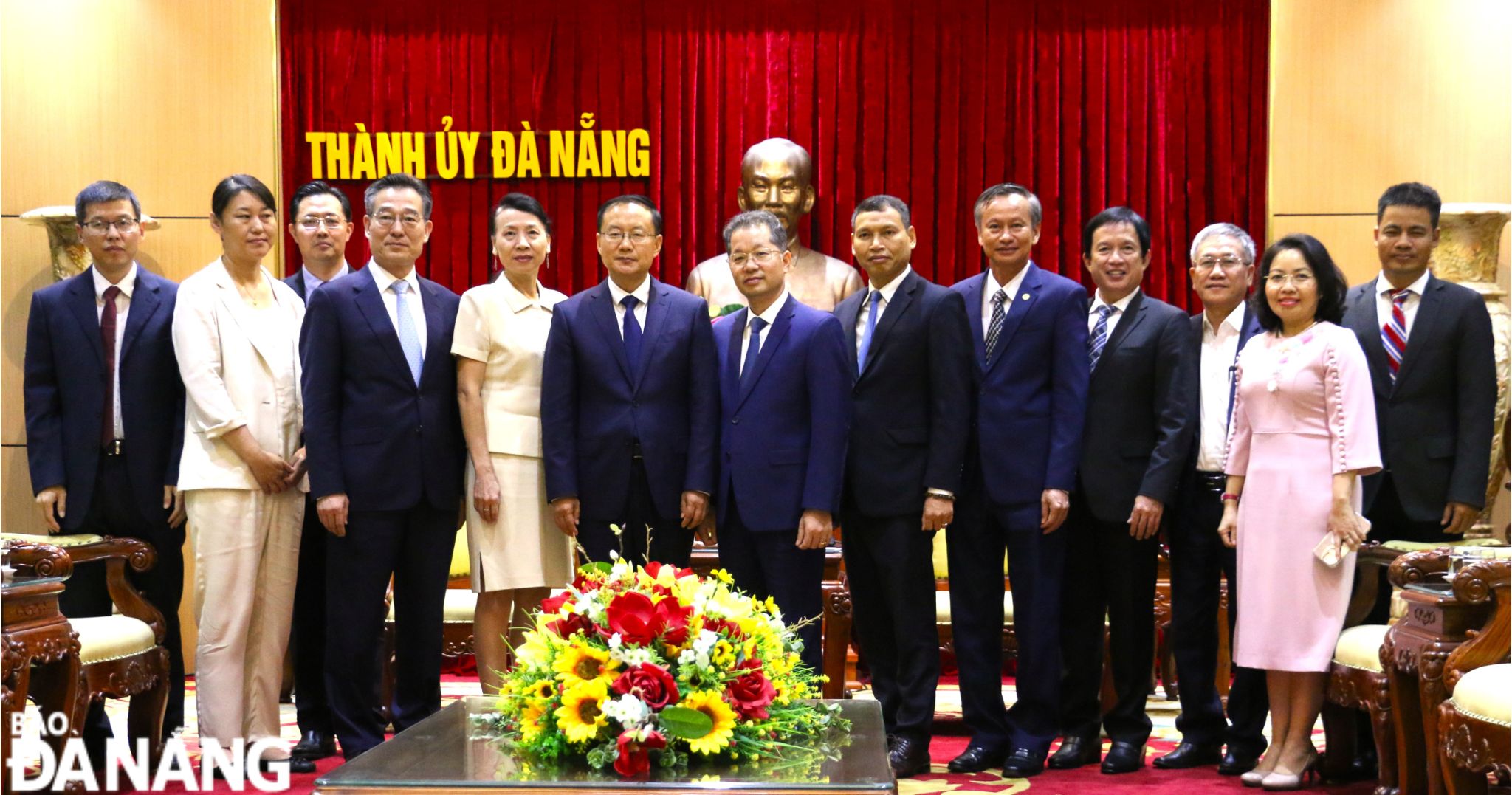 Leaders of Da Nang and the Publicity Department of the Central Committee of the Communist Party of China posing for a group photo