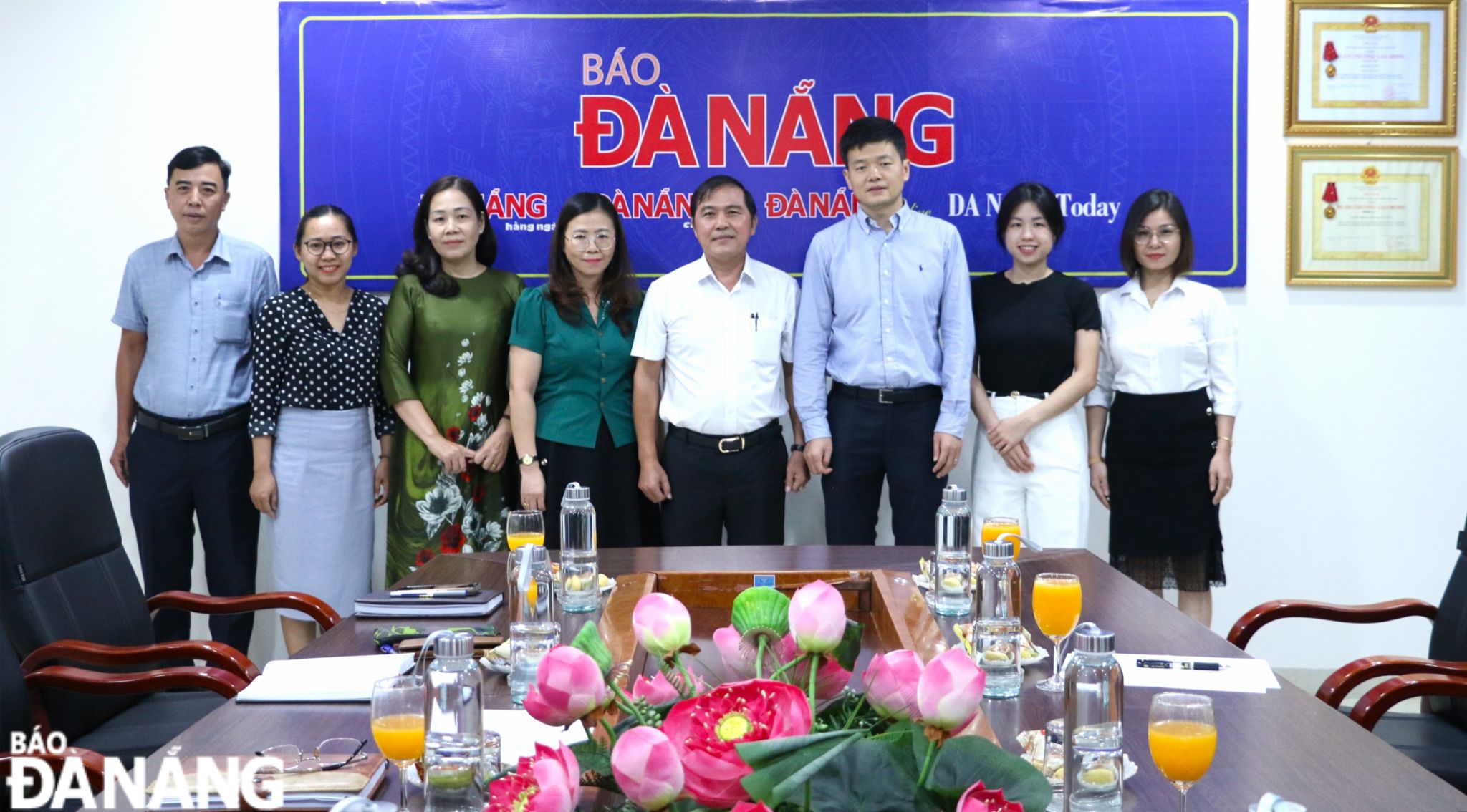 Leaders of the Da Nang Newspaper and representatives of the municipal Department of Foreign Affairs take a souvenir photo with the Chinese Deputy Consul General to Da Nang. Photo: T.PHUONG