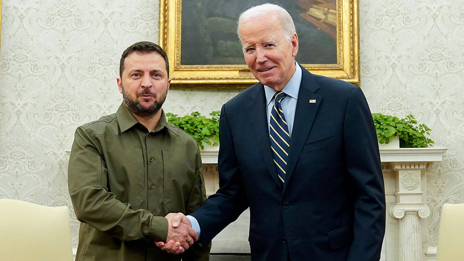 Tổng thống Mỹ Joe Biden (bên phải) bắt tay người đồng cấp Ukraine Volodymyr Zelensky tại Nhà Trắng vào ngày 21- 9. Ảnh: AP