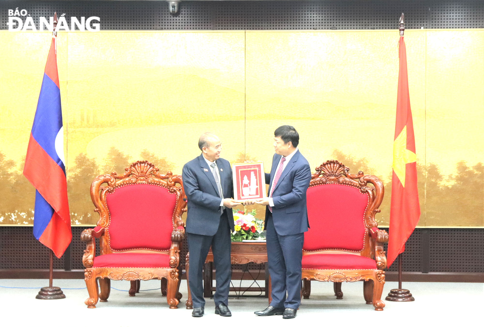 Da Nang Party Committee Deputy Secretary cum People’s Council Chairman Luong Nguyen Minh Triet (right) and Chairman of the Lao National Assembly (NA)’s Ethnic Affairs Committee Khamchanh Sotapaserth