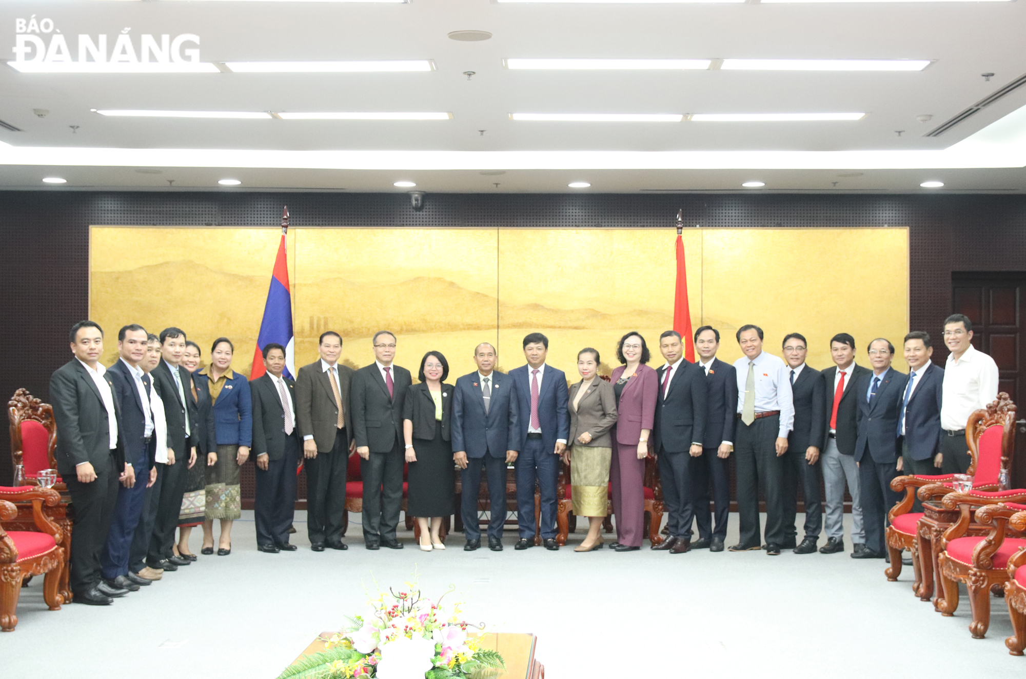 Officials of Da Nang and Lao National Assembly (NA)’s Ethnic Affairs Committee posing for a group photo