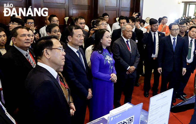 Vice President Vo Thi Anh Xuan and delegates visit the exhibition booths