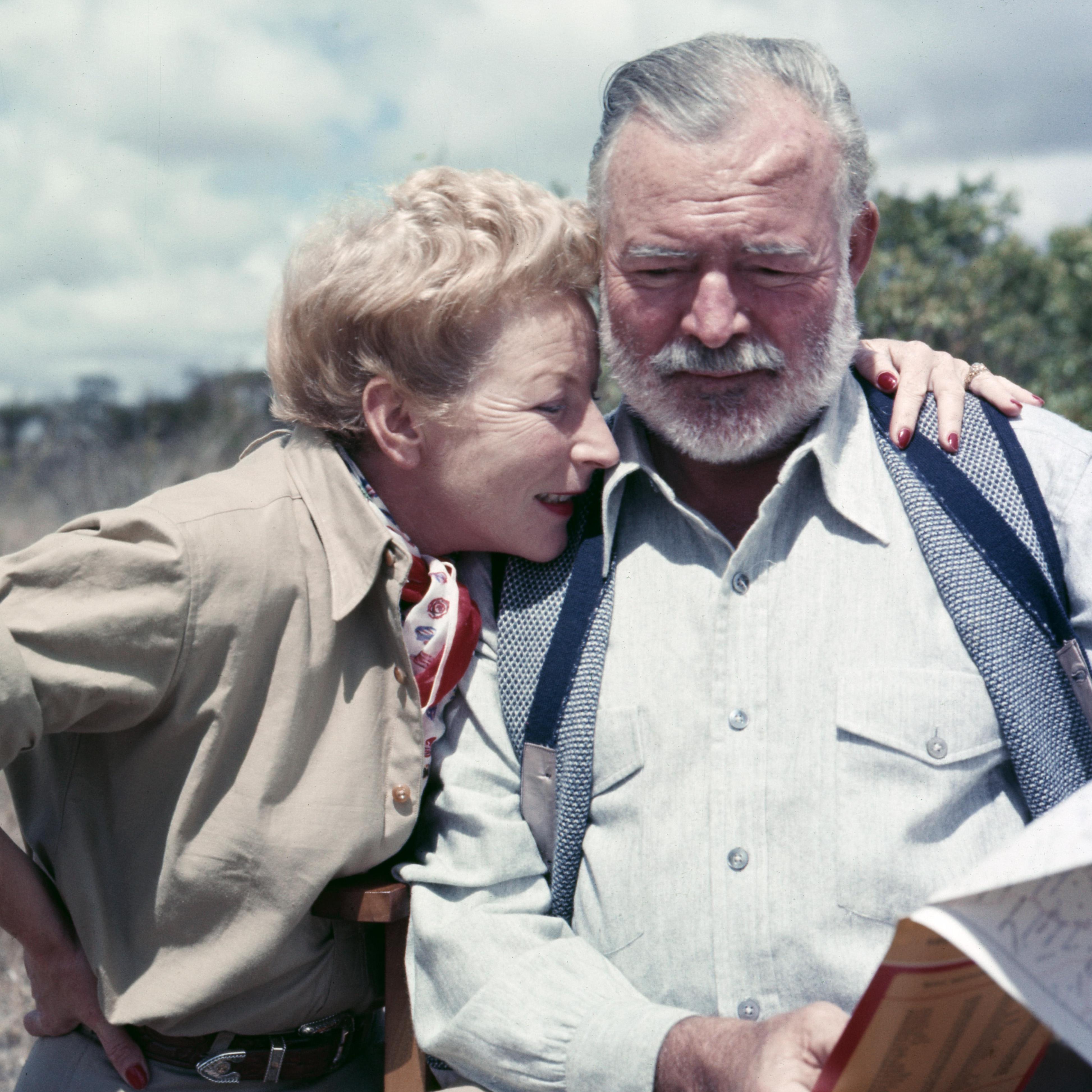 Văn hào Ernest Hemingway cùng vợ ông, bà Mary Welsh, trong chuyến đi tới Kenya năm 1952.  Ảnh: Earl Theisen / Getty Images
