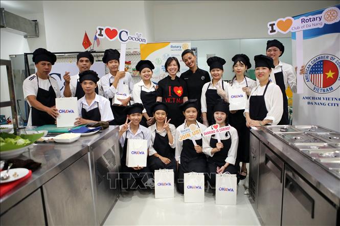 Chef Christine Ha, chef Tuyet Pham, the Runner-up of MasterChef Viet Nam 2015 with disabled and less fortunate trainees at the exchange. Photo: https://baotintuc.vn/