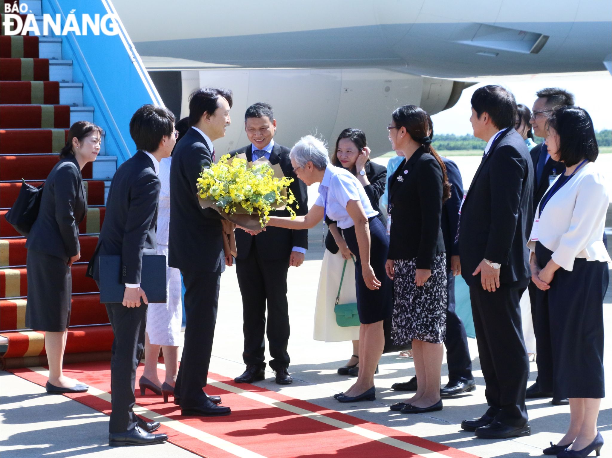 Cùng đón Hoàng Thái tử Nhật Bản Akishino và Công nương có đại diện lãnh đạo Sở ngoại vụ và Tổng Lãnh sự Nhật Bản tại Đà Nẵng. Ảnh: T.P