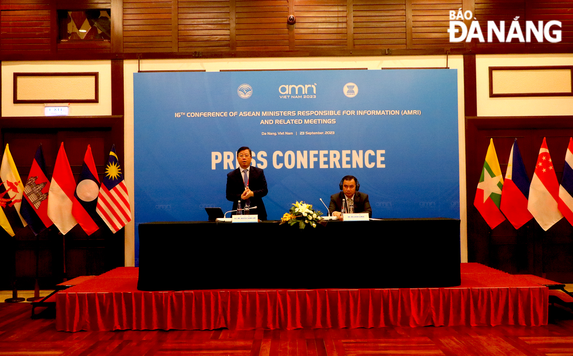 Deputy Minister of Information and Communications Nguyen Thanh Lam (left) and Permanent Secretary of the Brunei Prime Minister's Office Meluddin AJMAN chaired the press conference on Saturday morning. Photo: VAN HOANG