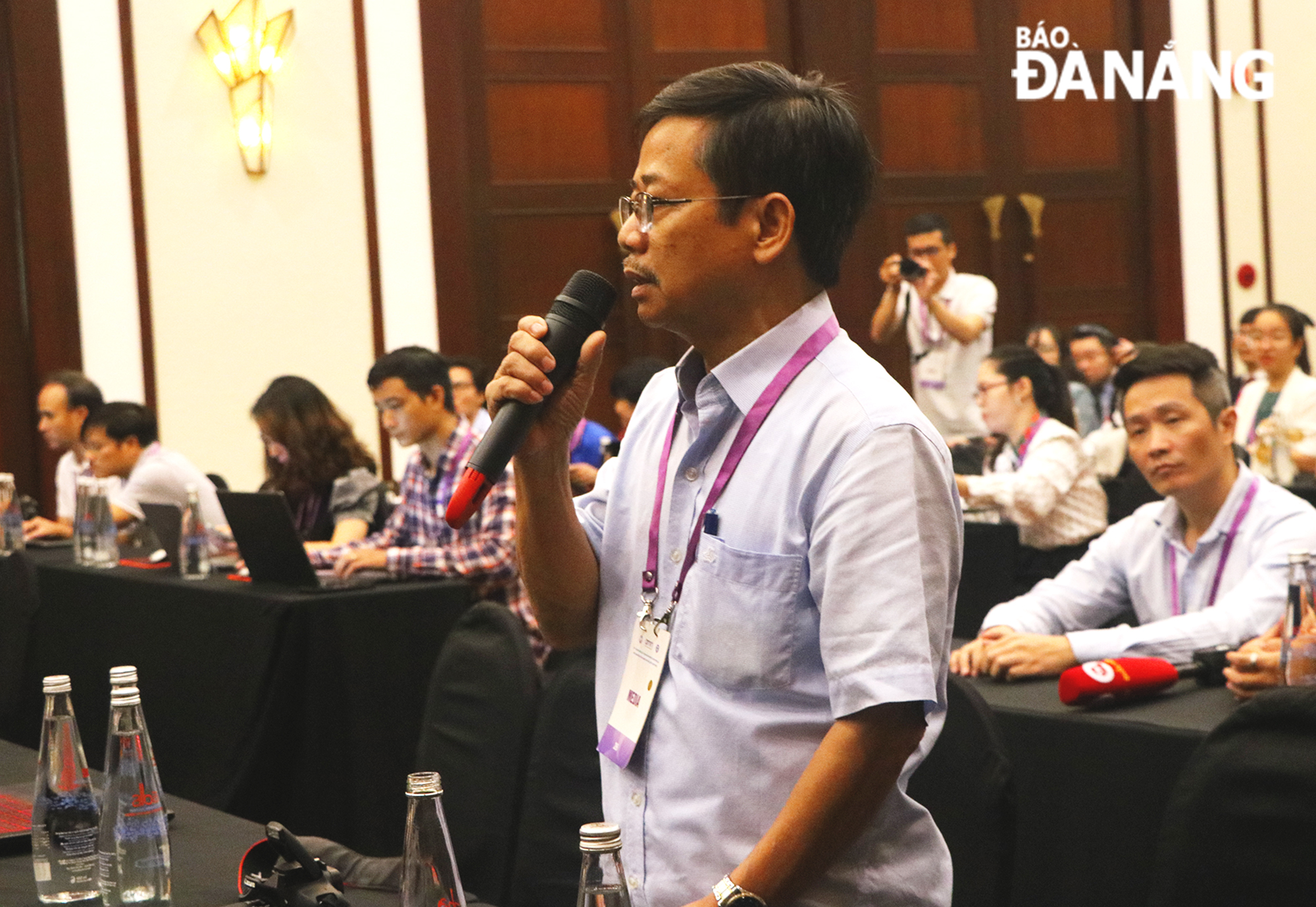 Representatives of news and press agencies exchange and receive information related to the AMRI-16. Photo: VAN HOANG