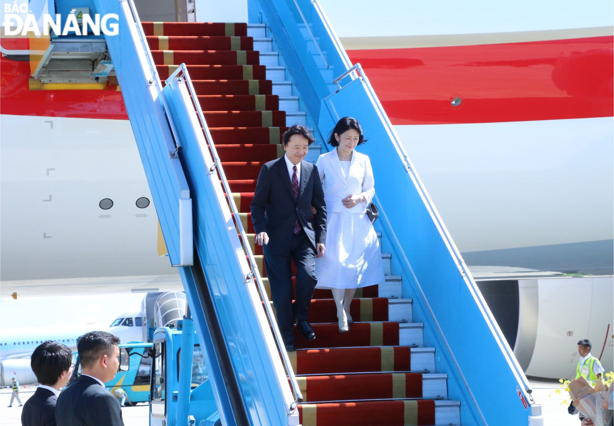 Japanese Crown Prince Akishino and Crown Princess Kiko arrive at Da Nang International Airport. Photo: T.P