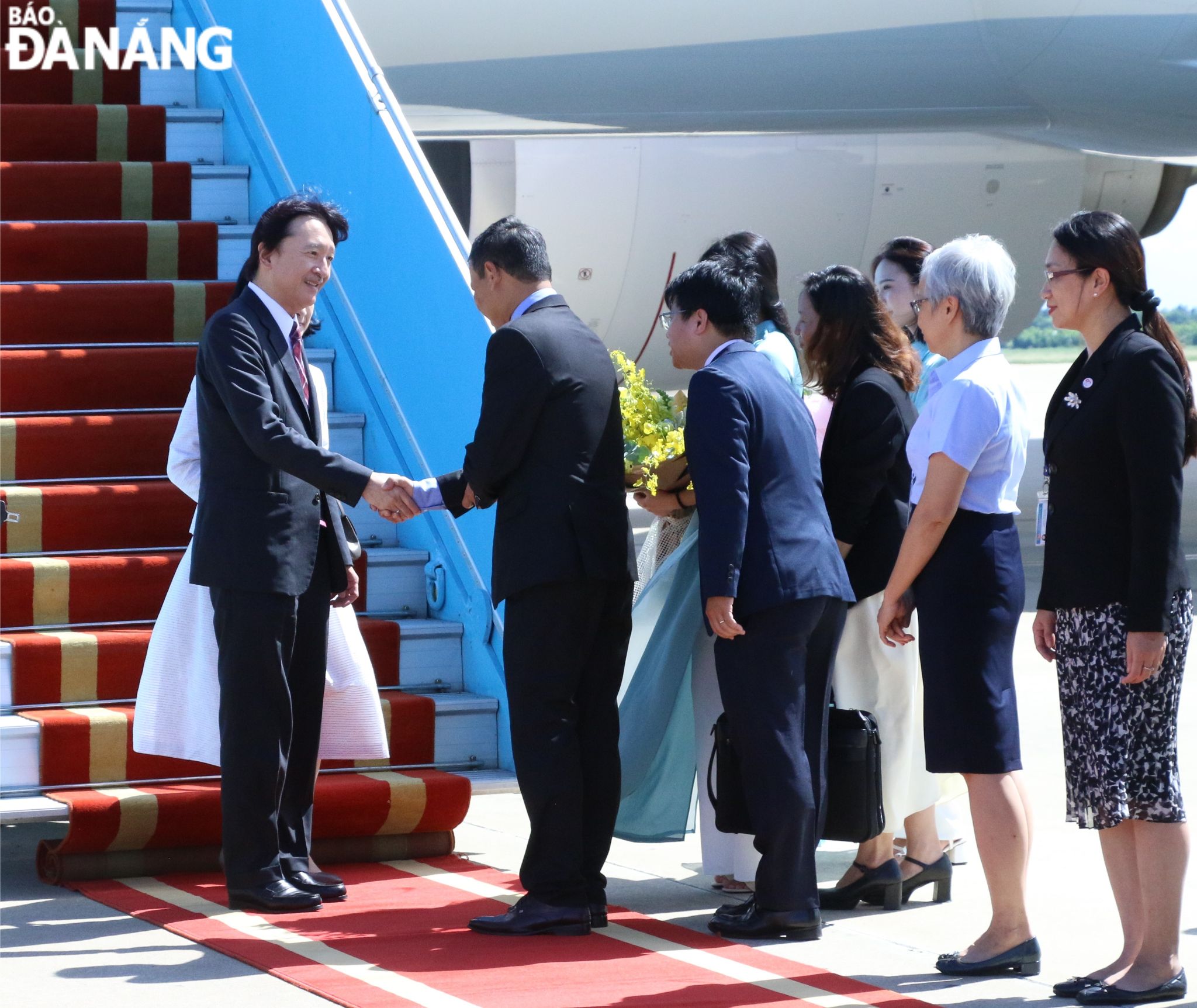 Permanent Vice Chairman of the Da Nang People's Committee Ho Ky Minh (right) welcomes Japanese Crown Prince Akishino and Princess Kawashima Kiko at Da Nang International Airport. Photo: T.P