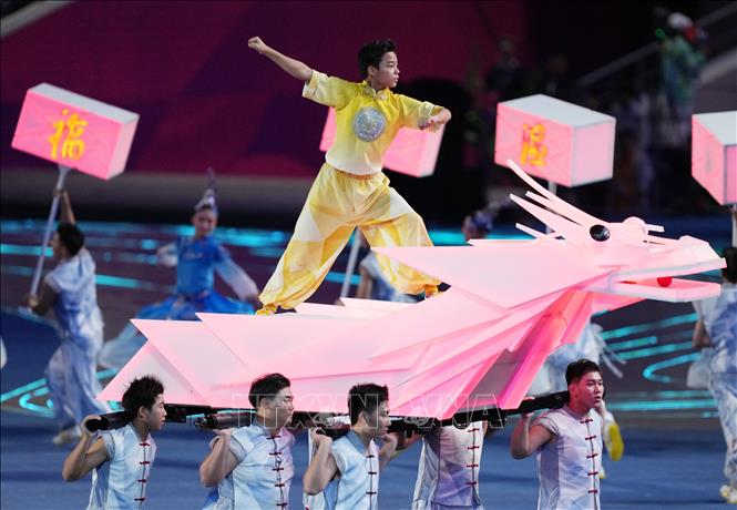 Các nghệ sĩ biểu diễn tại lễ khai mạc ASIAD lần thứ 19 trên sân vận động Olympic tại Hàng Châu, tỉnh Chiết Giang, Trung Quốc, ngày 23/9/2023. Ảnh: THX/TTXVN