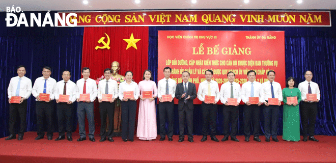 PGS. TS Nguyễn Ngọc Hòa (thứ 7, bên phải sang), Phó Giám đốc Học viện Chính trị khu vực III trao chứng chỉ, chúc mừng các học viên hoàn thành khóa bồi dưỡng đối tượng 3-2023. Ảnh: T. HUY	